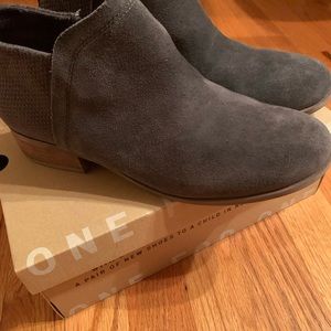 Tom’s Deia Gray Suede Boots size 8